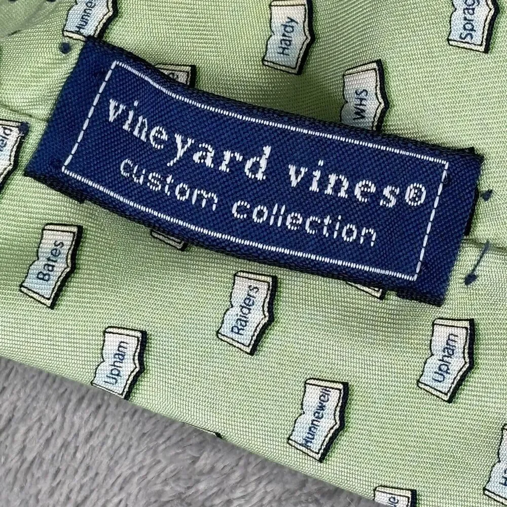 Vineyard Vines Silk Tie Green E.A.‎ Davis Wellesley Books Handmade In The U.S.A.